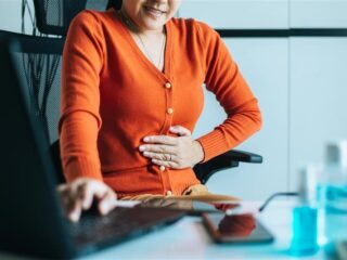 'Oh, het is zeker die periode van de maand': wordt op werkvloer te lacherig gedaan over menstruatie?