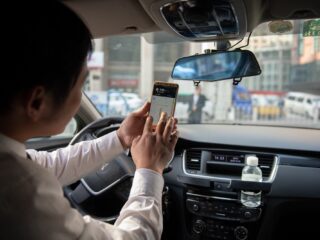 Boete voor telefoongebruik achter het stuur moet 'afhankelijk zijn van aantal keer dat je gepakt bent'