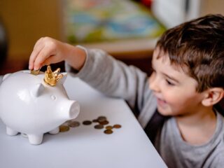 Vier tips om je kinderen te leren omgaan met geld: 'Begin met contant geld'