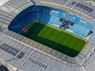 Manchester City onder vuur om financiële doping: ‘Geef ze min vijftig punten’