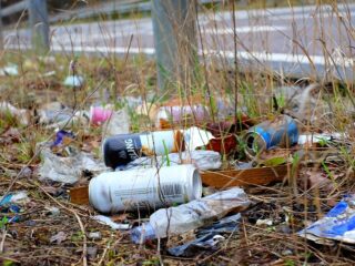 Een afbreekbare koffiecup mag nog altijd niet bij het GFT