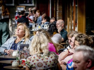 Moeten ook Nederlandse terrassen rookvrij worden? 'Zien roken doet roken'