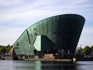 De spannende geschiedenis van NEMO: 100 jaar oud, meermaals op randje van de afgrond