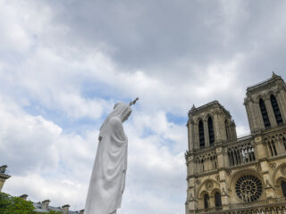 Notre-Dame geopend tegen de achtergrond van politieke crisis