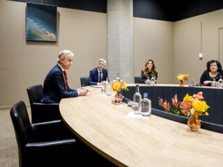 Lege stoel van Omtzigt is signaal vanuit overige partijen: 'Dit is bedacht'