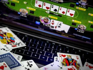 Moet online gokken op de schop? 'Jongeren melden zich met tonnen aan schuld'