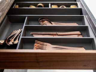 Is er een ideale manier om je besteklade in te richten?