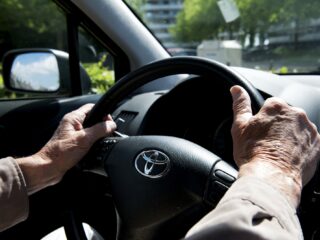 Rijbewijskeuring 75-plussers aanscherpen? 'Geen visakte die je eventjes verlengt, je bent op de weg!'