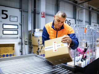 Waarom bestellen we zoveel pakketjes? 'Wordt het brein heel blij van'