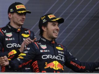 Sergio Pérez wint Grand Prix van Azerbeidzjan: ‘Een betere coach dan Verstappen kan Pérez niet hebben’