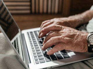 Steeds meer senioren gebruiken AI: hoe voorkom je misleiding?