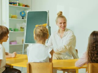 Waarom kinderen ongelijkheid eerst oneerlijk vinden en later accepteren