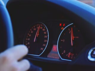 30 of 50km/u rijden? Het tijdsverschil is kleiner dan je denkt