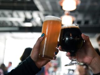 Voor het eerst in 15 jaar minder bierbrouwerijen en we drinken minder bier: crisis?