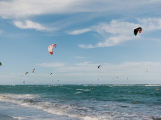 Opkomend fenomeen: kitesurfers halen drugs op vanaf zandbank