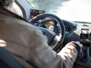 Opfriscursus helpt senioren langer mobiel te blijven achter het stuur