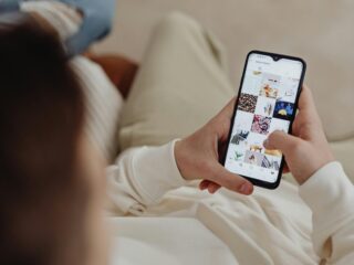 Vrouwenhaat als verdienmodel: hoe algoritmes jonge mannen richting de manosfeer duwen