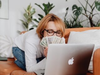 'Vrouwen, vraag je mannelijke collega’s wat zij verdienen'