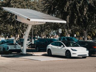 Dit is waarom je sneller misselijk wordt in een elektrische auto