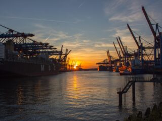 Kunnen de Nederlandse havens een economische factor van belang blijven?