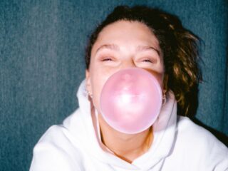 Is kauwgom wegwerpplastic? Het kabinet vindt van wel en wil een verbod