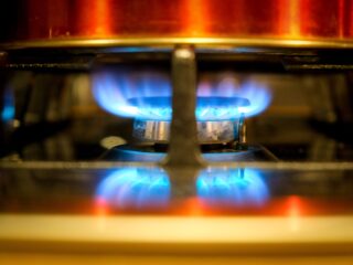 Belasting op gas flink verhoogd; 'Oneerlijk, want sommige mensen kúnnen niet van gas af'