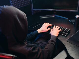 Toezichthouder gegevensbescherming waarschuwt: 'Vroeg of laat worden je data gelekt'