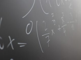 Is het predicaat 'cum laude' achterhaald?