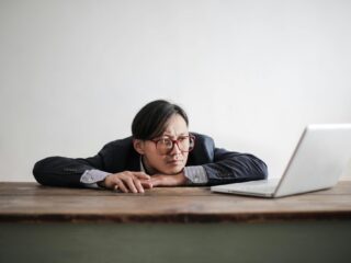 Je zó vervelen op je werk dat je er niet van kunt slapen: 'Een bore-out is een taboe'