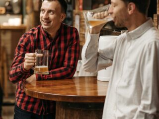 Mannen boven de veertig hebben steeds vaker moeite met het onderhouden van vriendschappen