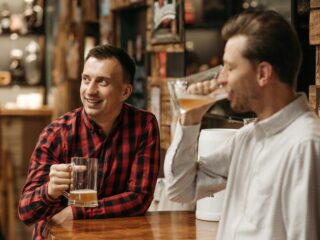 Mannen boven de veertig hebben steeds vaker moeite met het onderhouden van vriendschappen