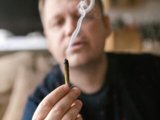 Cocaïne tijdens werktijd of een joint in een Teams-vergadering: mag je dan ontslagen worden?