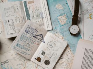 Van vals paspoort tot neuscorrectie: zo reizen criminelen de wereld rond