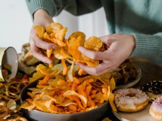 Hoe de voedingsindustrie ons ziek maakt: 'We worden volgepropt met rommel'