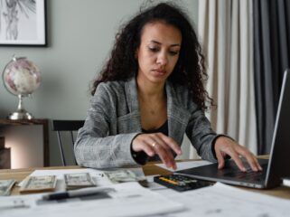 Socialdebt neemt schulden over van jongeren: 'Gemeente helpt alleen zware gevallen'