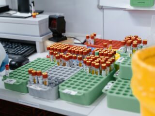 Coronavirus tóch uit een lab? 'We moeten het hier serieus over hebben'