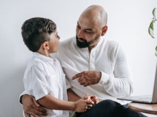 Zo schadelijk is liegen tegen je kind