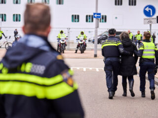 Twee derde Nederlanders: agent heeft weinig te zeggen