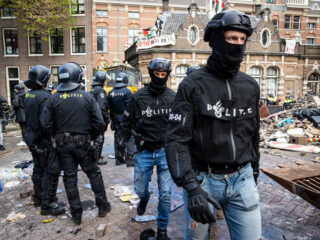 Politiechef in Amsterdam over vijf gewonde agenten na ingreep bij demonstraties: 'Gooien met ammoniak is straatterreur'