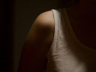 'Pornoschouders'? 'Schertsend en onthullend voor de tijd waarin we leven'