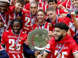'PSV-coach Bosz (61) is de oudste trainer die de landstitel in de eredivisie wint'