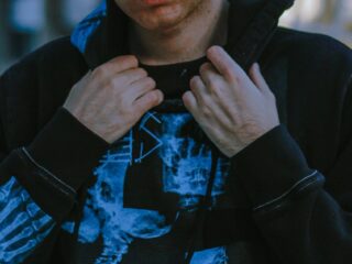 In een zwaarbeveiligde tbs-kliniek kan de sfeer ieder moment omslaan