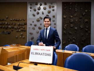 Heeft Jetten écht afgedwongen dat op alle daken zonnepanelen moeten? 'Dat klopt niet'