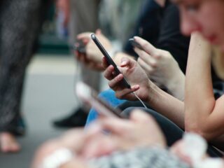 Mobieltjes niet meer toegestaan in basisschoolklassen