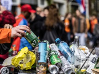 'Wat een troep!' Waarom maken we zo'n rotzooi van prullenbakken in steden?