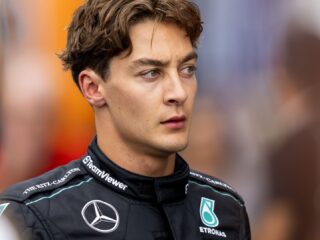 Russell verliest GP-zege door te lichte auto: 'Mailtje niet voor bos bloemen'