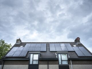 Zonnepaneeleigenaren hekelen 'jojobeleid' terugleverkosten: 'Willen er niet op achteruit gaan'