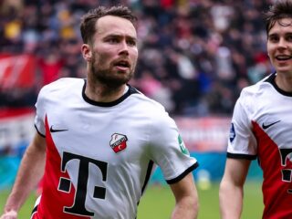 FC Twente krijgt de bal drie keer in het doel, maar verliest met 1-0: 'Het is om je haren uit je hoofd te trekken'