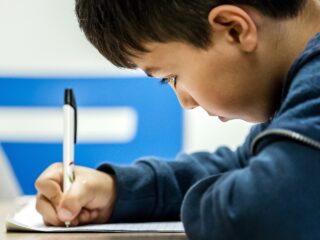Schrijfvaardigheid jongeren holt achteruit: 'We rammen motivatie eruit met technisch en begrijpend lezen'