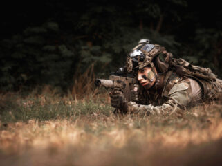 Aantal vrouwen bij Defensie is te laag: 'Vrouwen, sta op en doe mee!'